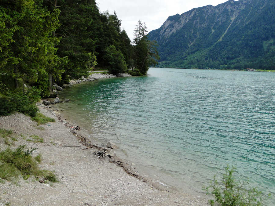 Der Achensee hat teils leicht zugängliche Ufer