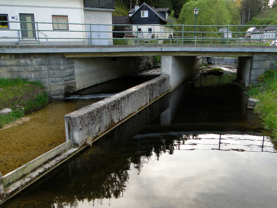 Sarmingbach Zufluss in den Badesee Waldhausen