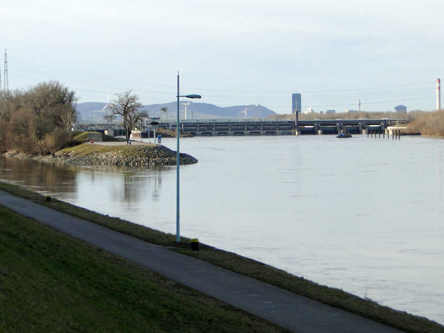 Donaukanal-Mündung - Blick auf das Kraftwerk Freudenau