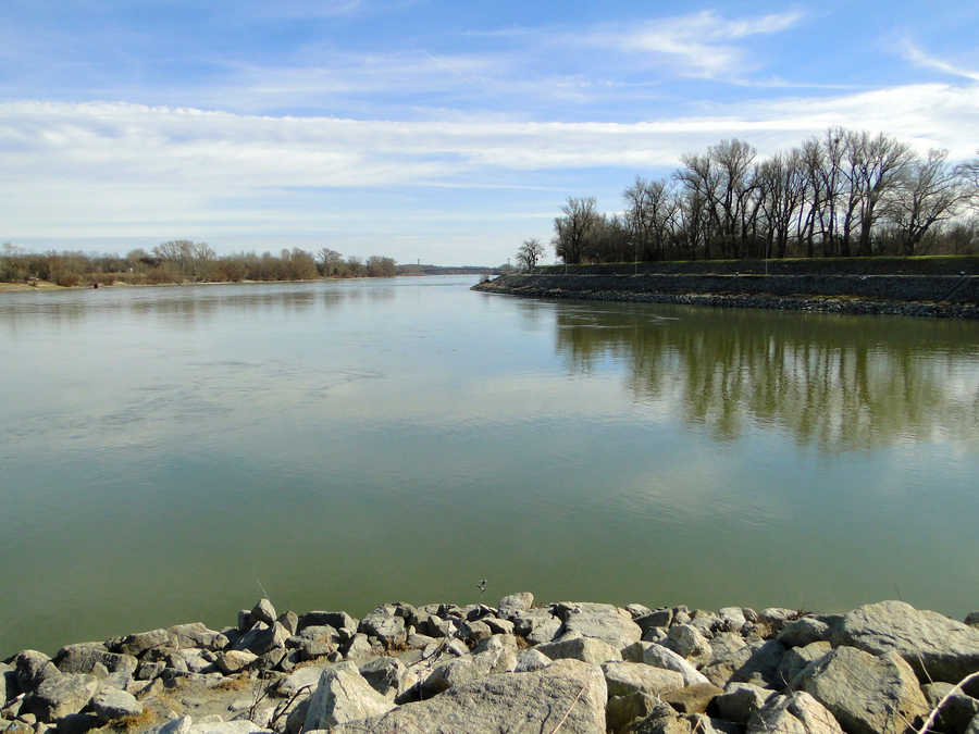 Donau Hafeneinfahrt zum Winterhafen mit Kehrströmung