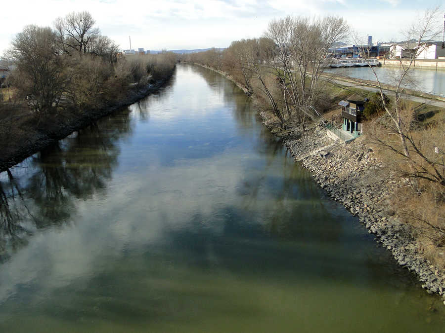 Donaukanal neben dem Winterhafen