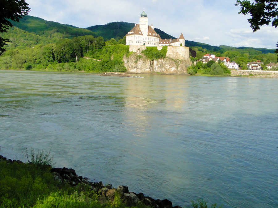 Blick über die Donau auf Schloss Schönbühel