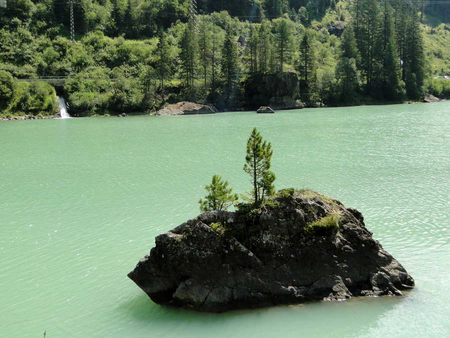 Felsinsel im Enzingerboden Stausee