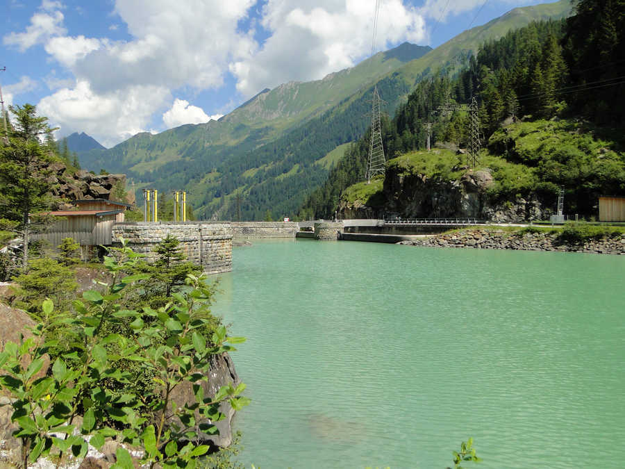 Staumauer am Stausee Enzingerboden