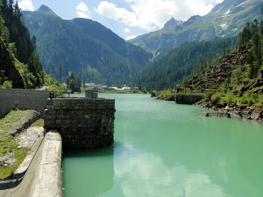 Enzingerboden Stausee - Blick von der Staumauer in Richtung Süden.