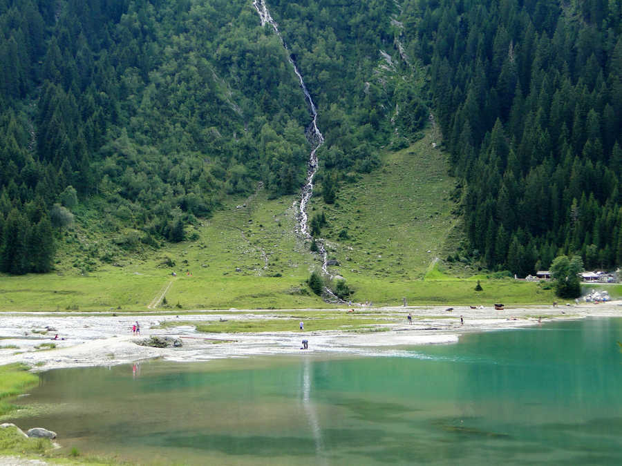 Neben dem Finkausee gibt es einen kleinen Wasserfall.