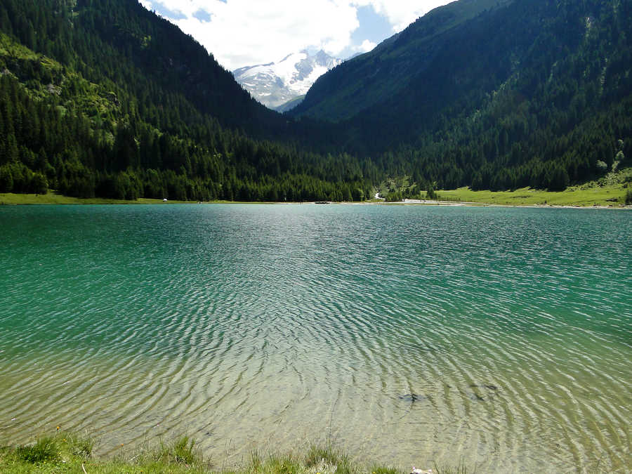 Schönes Bergpanorama hinter dem Finkausee