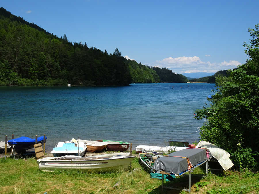 Freibach Stausee - Blick vom Südufer zur Staumauer im Norden