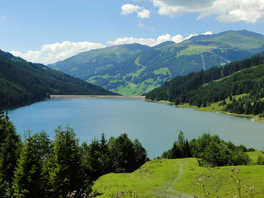 Gerlos Stausee - Blick vom Ufer in Salzburg auf die Staumauer in Tirol