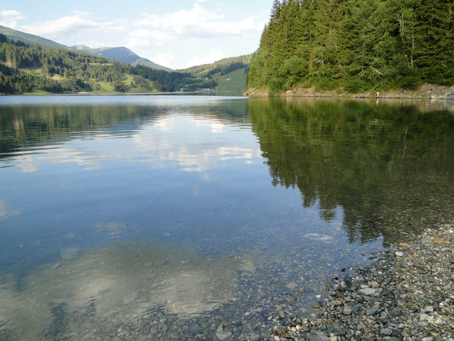 Das Wasser im Gerlos Stausee ist relativ klar.