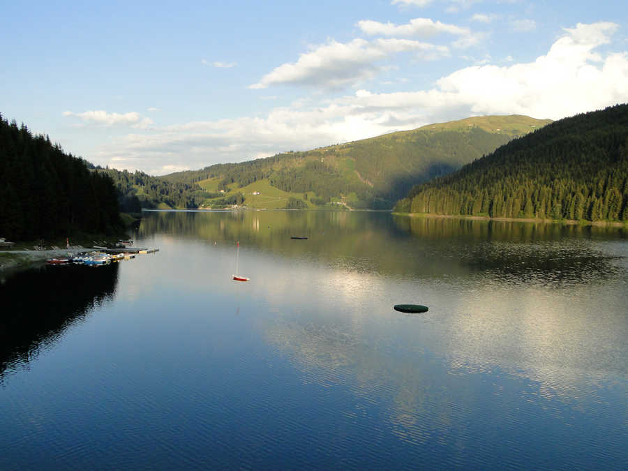 Gerlos Stausee -Blick von der Staumauer in Richtung Salzburg