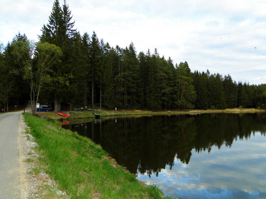 Der Himmelteich ist über eine kleine Straße von Neuhof aus erreichbar.