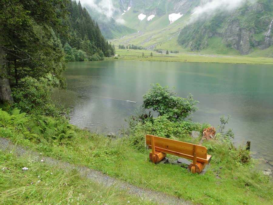 Am Hintersee sieht man auch im Sommer Schnee.