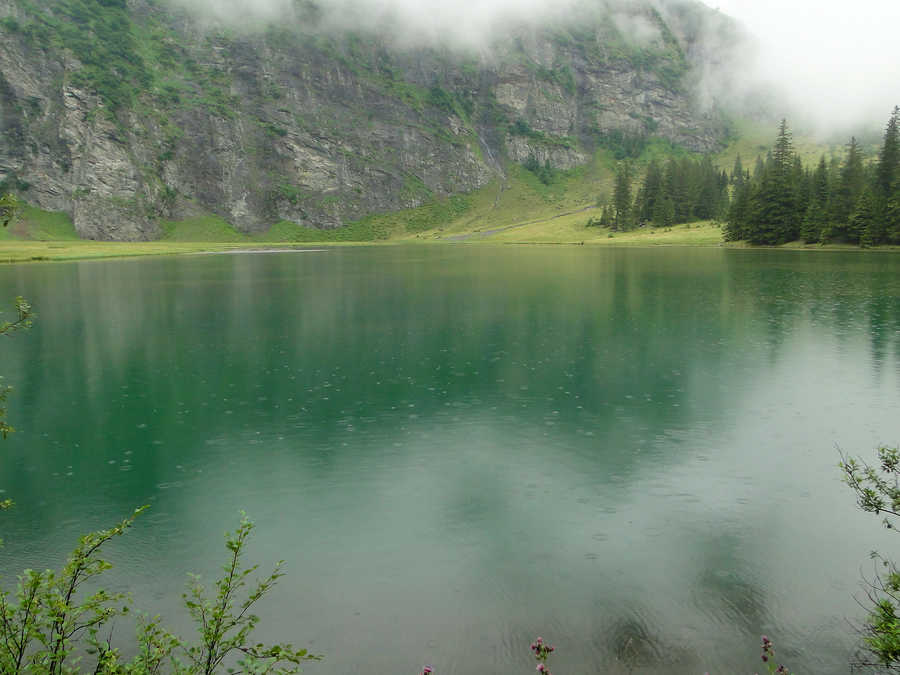 Der Hintersee ist ein Bergsee