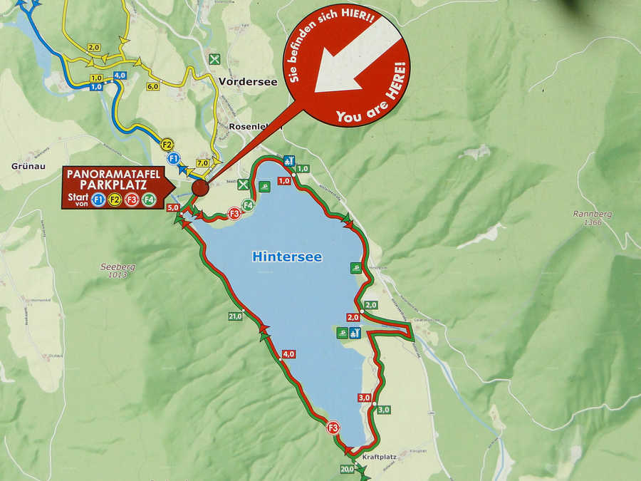 Um den Hintersee führt ein Rundweg und es gibt einen Parkplatz.