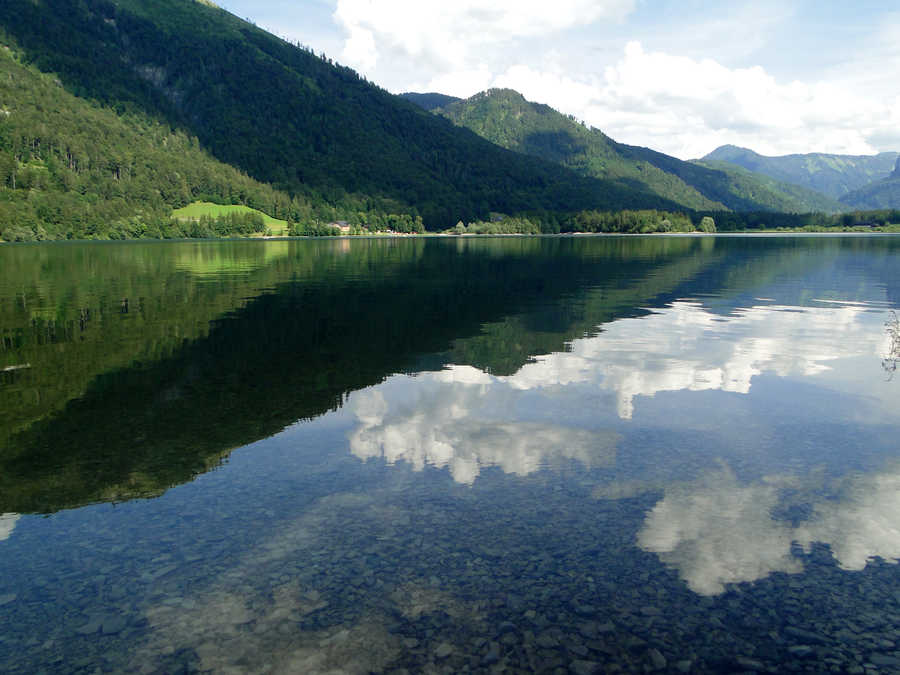 Der Hintersee liegt im Salzkammergut.