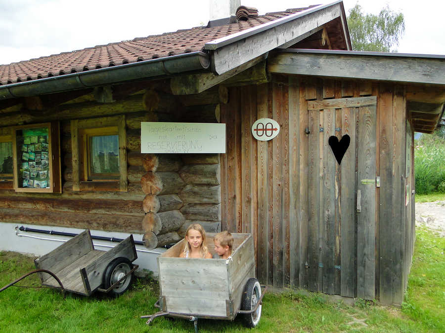 Hofis Angelteich bietet auch eine saubere Toilette und Schiebewagen