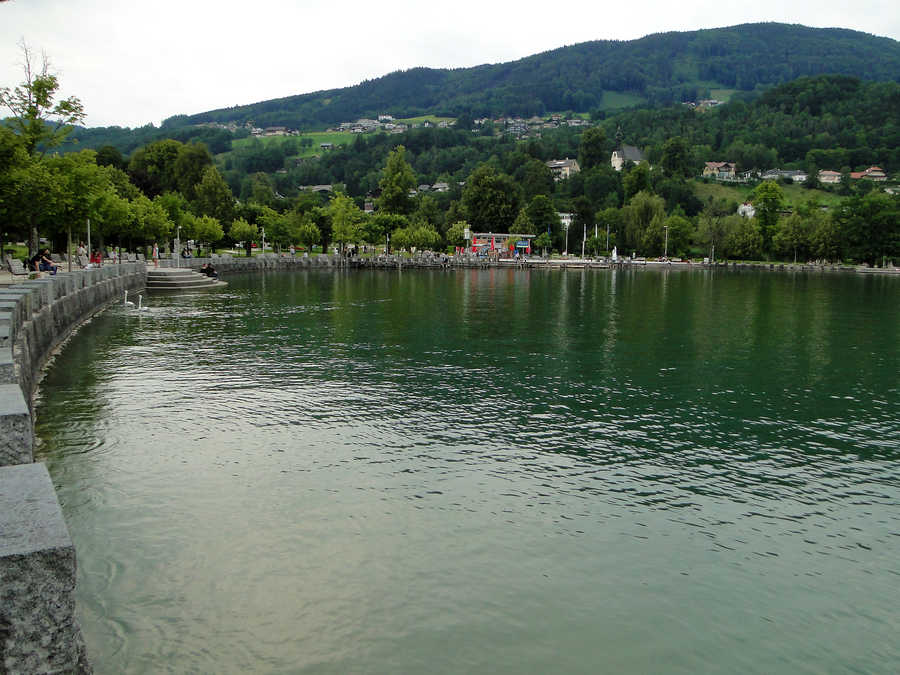 Seepromenade in Mondsee - Hier darf man im Sommer nur am Abend fischen