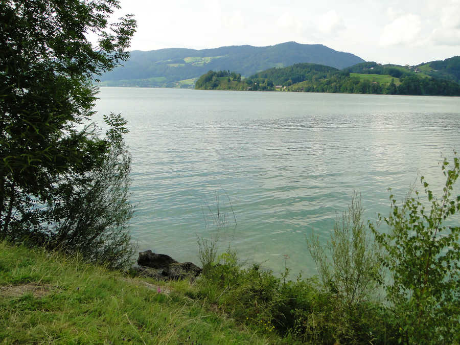 Am Mondsee gibt es auch Parkplätze direkt am Wasser