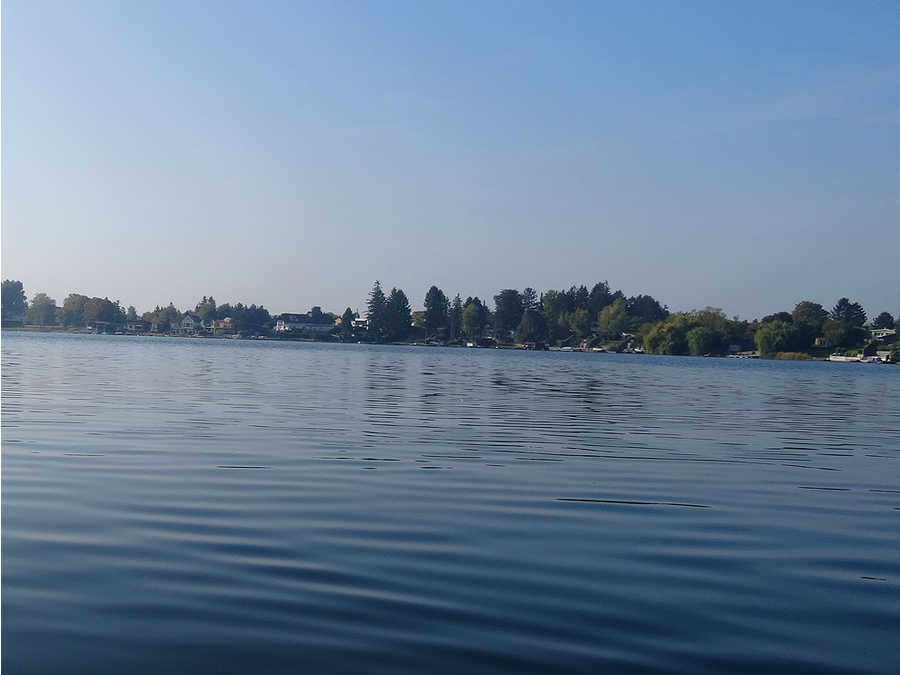 Fischen am Neufelder See im Herbst