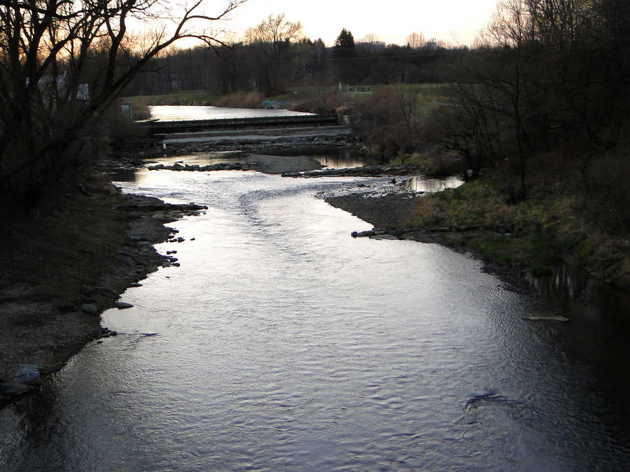 Blick von der Brücke auf die Raab und Stau