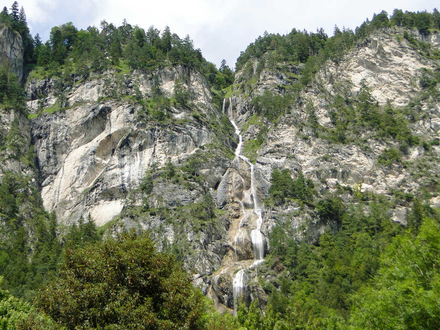 Dieser Bach (Wasserfall) versorgt den Reintalersee