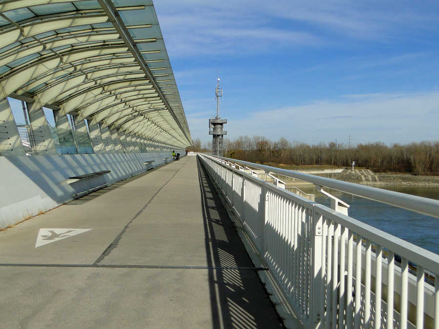 Weg über das Donau-Kraftwerk Freudenau zur Donauinsel