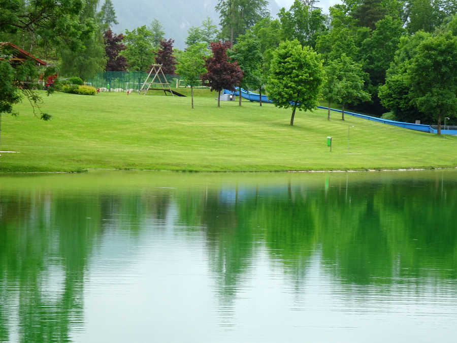 Sonnegger See - Blick auf das Strandbad mit Wasserrutsche