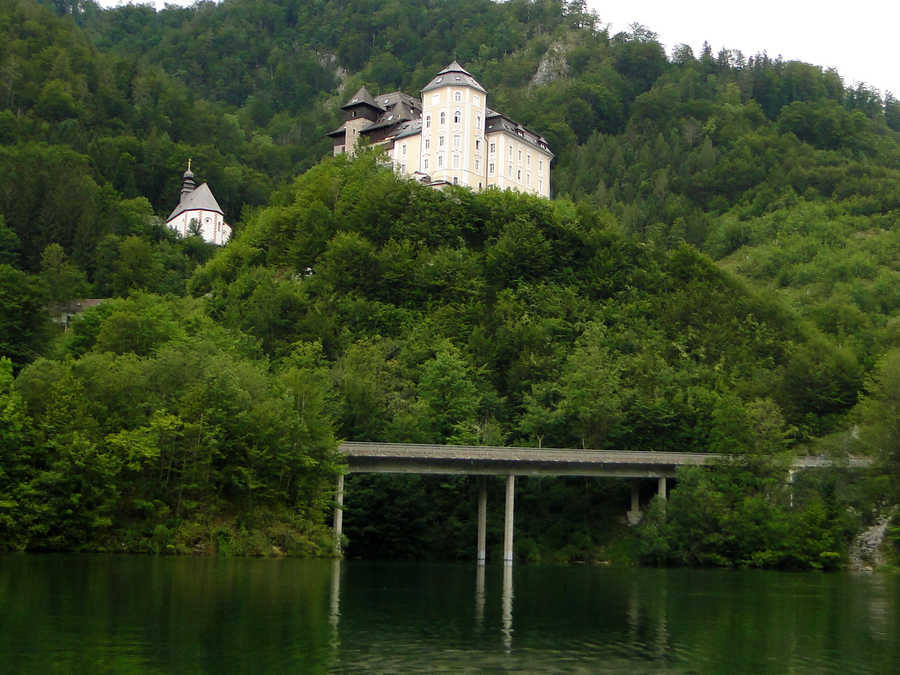 Schloss Klaus oberhalb des Stausees