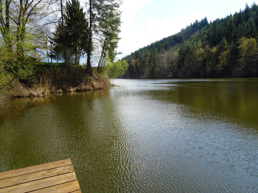 Blick vom Steg auf den See in Richtung Staumauer