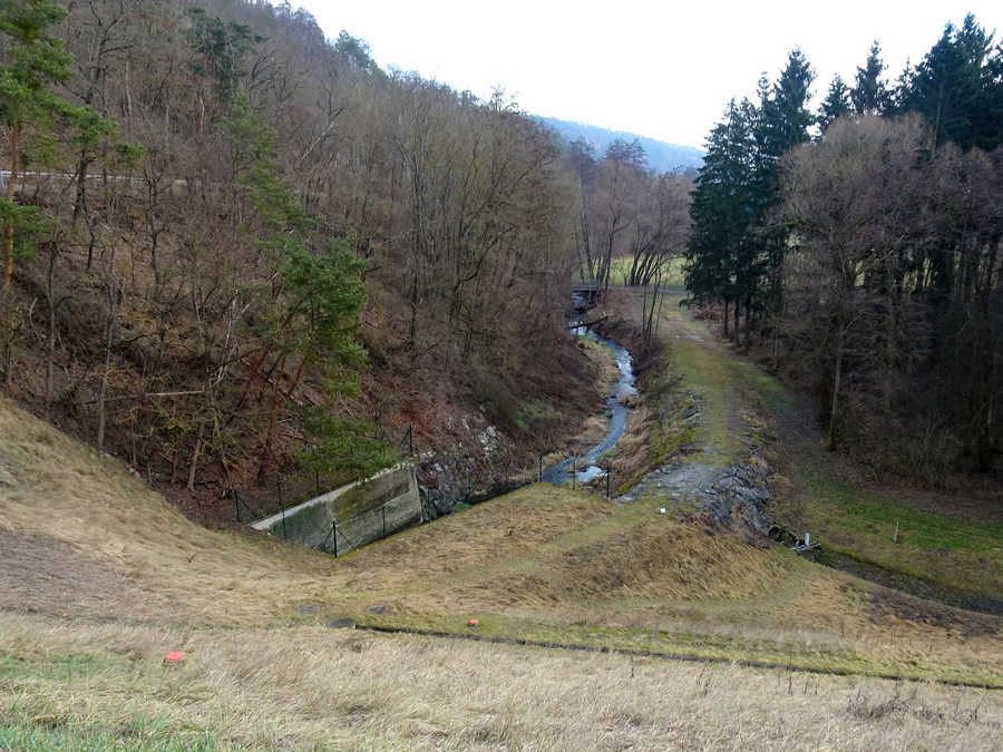 Der Loisbach unterhalb der Staumauer (darf nicht befischt werden)