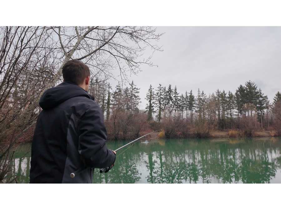 Raubfischangeln im Winter am Teich in Neubach