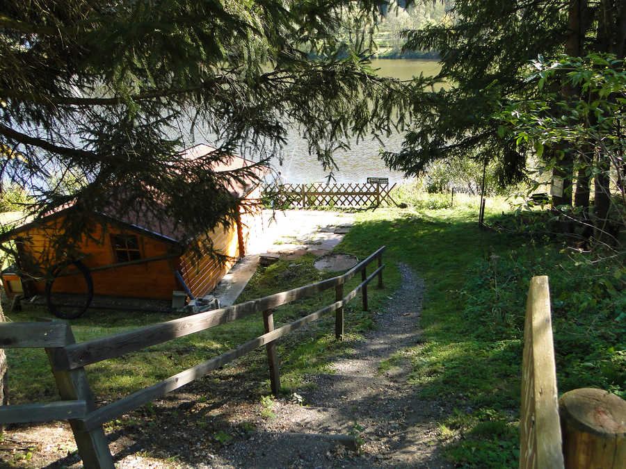 Die Angelkarten gibt es direkt am See bei der Aufseherhütte