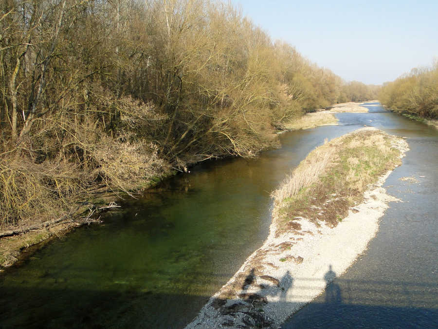 Der Fluß Traisen unterhalb der Traisenbrücke