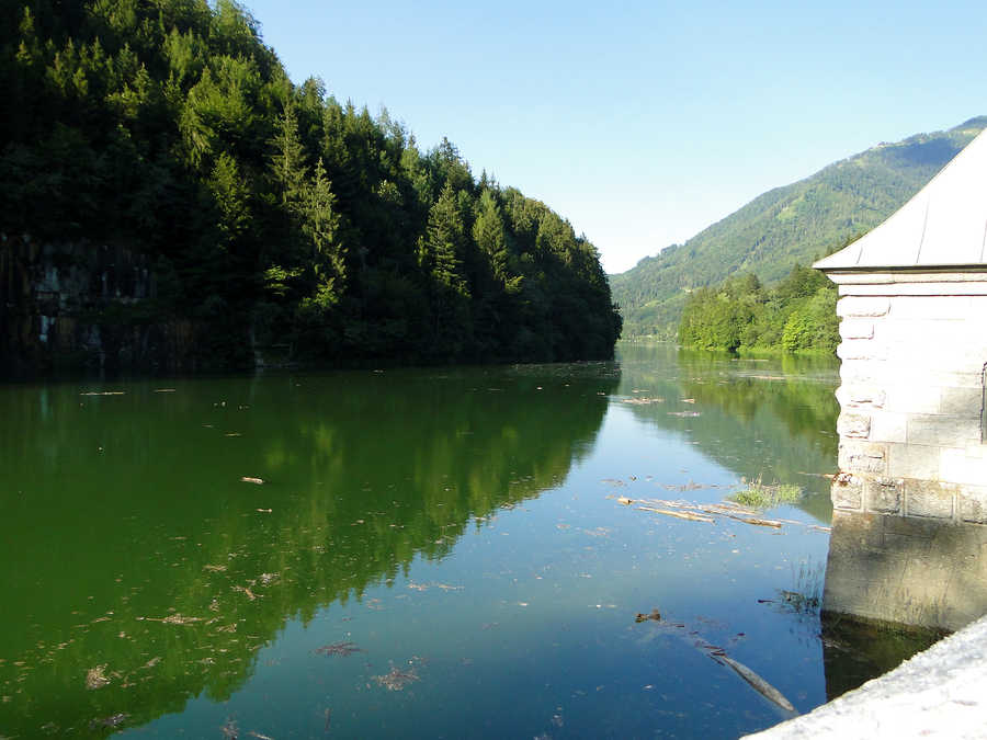 Der Wiestalstausee bei der Staumauer