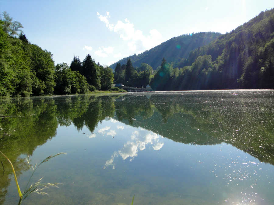 Blick auf die Staumauer des Wiestal-Stausees