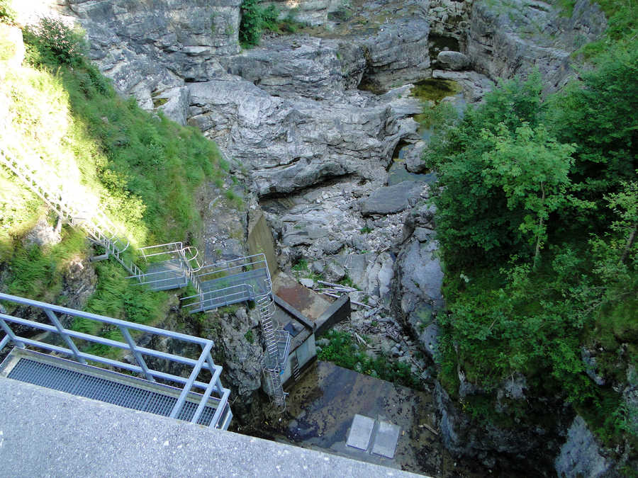 Hinter der Staumauer vom Wiestalstausee