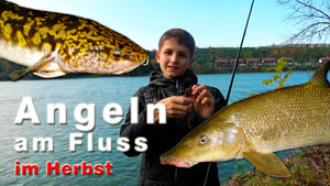 Angeln am Fluss im Herbst